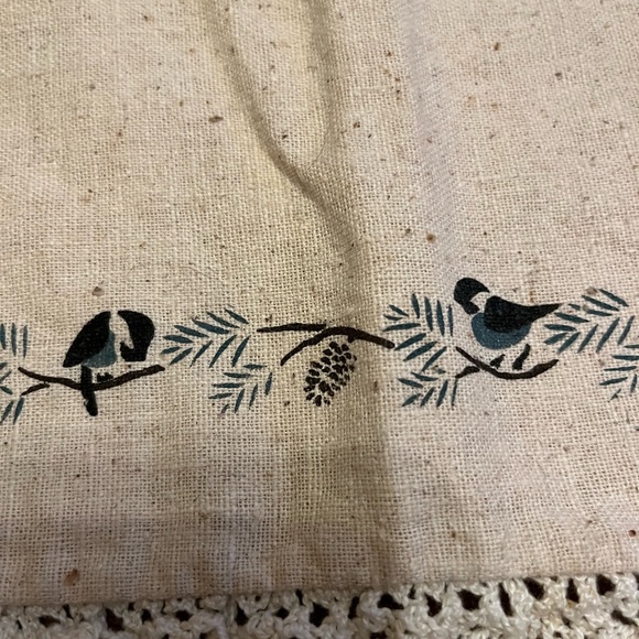 Table doily with birds on - Picture 2 of 4